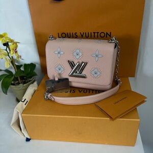 Louis Vuitton Twist MM bag in Pink & Silver Crossbody Bag LIMITED EDITION